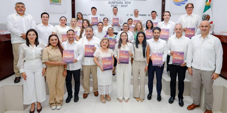 Ana Paty Peralta, hizo entrega del libro oficial de su Primer Informe de Gobierno