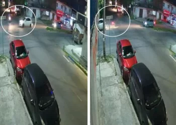 Motociclista muere al pasarse un alto, video revela instante