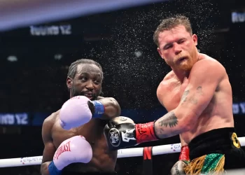 Terence Crawford conecta un golpe a Canelo Álvarez durante su pelea