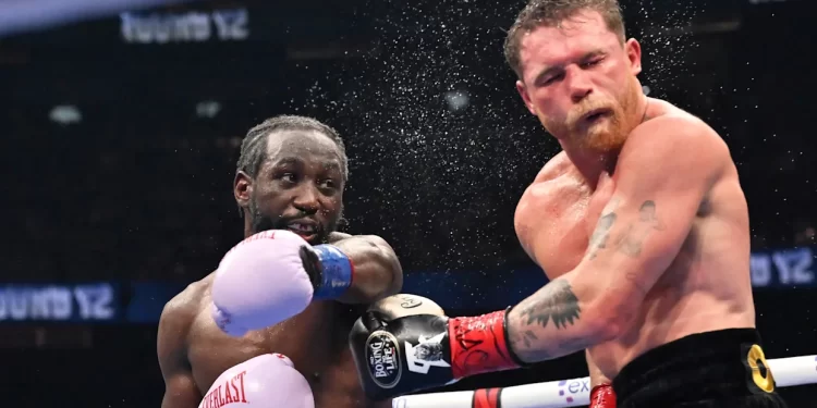 Terence Crawford conecta un golpe a Canelo Álvarez durante su pelea