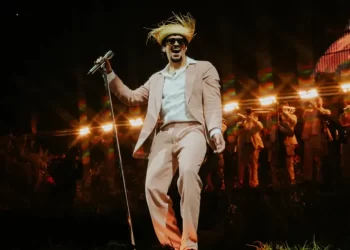 Bad Bunny cantando en vivo rumbo al medio tiempo del Super Bowl 2026