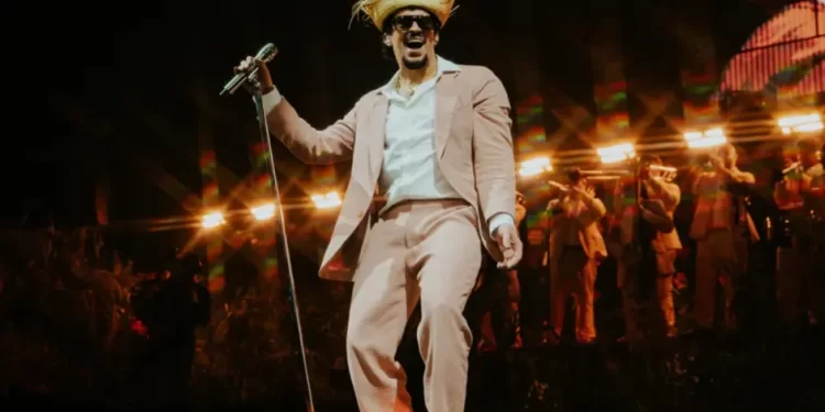 Bad Bunny cantando en vivo rumbo al medio tiempo del Super Bowl 2026