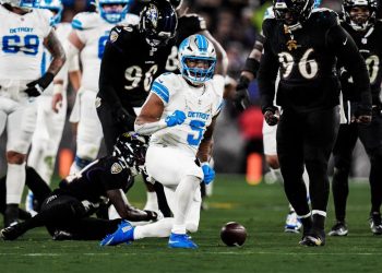 Jugadores de Detroit Lions y Baltimore Ravens durante una jugada en el Monday Night Football.