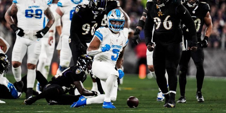 Jugadores de Detroit Lions y Baltimore Ravens durante una jugada en el Monday Night Football.