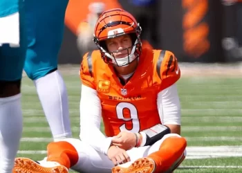 Joe Burrow sentado en el campo tras sufrir una lesión con los Bengals