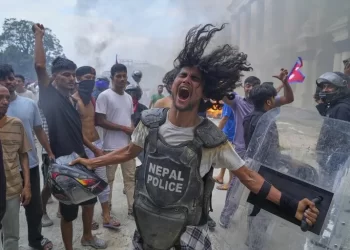 Jóvenes protestando en Nepal con pancartas tras prohibición de redes sociales