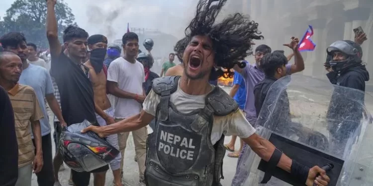 Jóvenes protestando en Nepal con pancartas tras prohibición de redes sociales