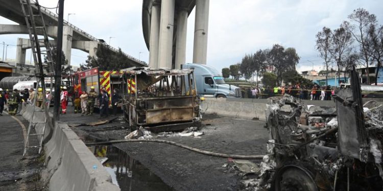 Sube el saldo: cuatro muertos y 90 heridos tras explosión de pipa