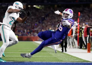 Jugador de Buffalo Bills anota touchdown frente a defensivo de Miami Dolphins en la semana 3 de la NFL
