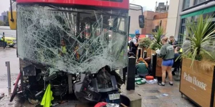 Accidente en Londres estacion Victoria autobus de dos pisos deja 15 heridos