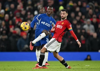 Moisés Caicedo de Chelsea disputa el balón con Bruno Fernandes de Manchester United en un partido de la Premier League