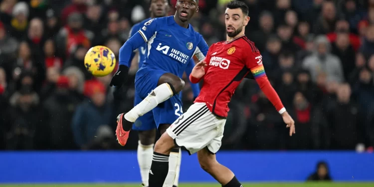 Moisés Caicedo de Chelsea disputa el balón con Bruno Fernandes de Manchester United en un partido de la Premier League