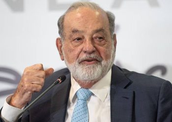 Carlos Slim firma contrato con Pemex por mil 991 millones para impulsar produccion en Veracruz
