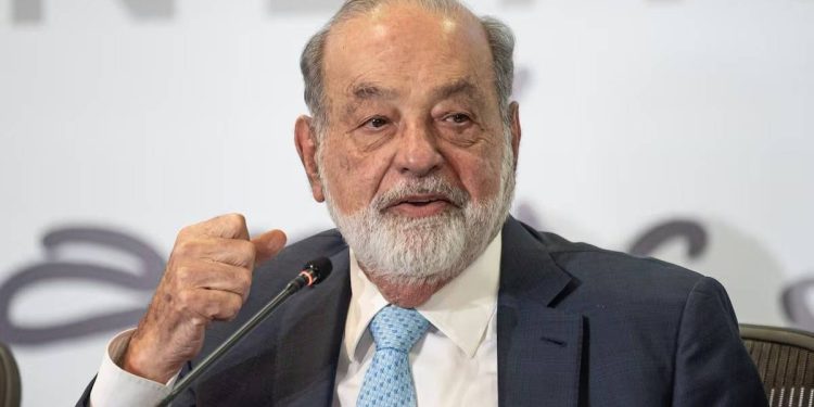 Carlos Slim firma contrato con Pemex por mil 991 millones para impulsar produccion en Veracruz