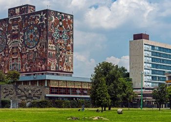 Desalojan Facultad de Economía y Derecho de la UNAM por amenaza de bomba