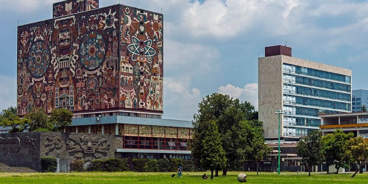 Desalojan Facultad de Economía y Derecho de la UNAM por amenaza de bomba