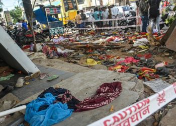 Estampida durante mitin político en India deja 40 muertos