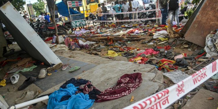 Estampida durante mitin político en India deja 40 muertos