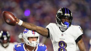 Jugador de los Ravens intentando atrapar el balón ante defensa de los Bills.
