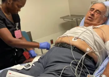 Ciudadano de 79 años hospitalizado tras ser arrojado por agentes migratorios