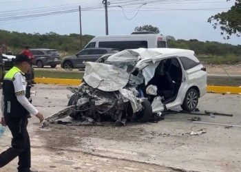 Auto destruido tras accidente en el boulevard Luis Donaldo Colosio de Cancún