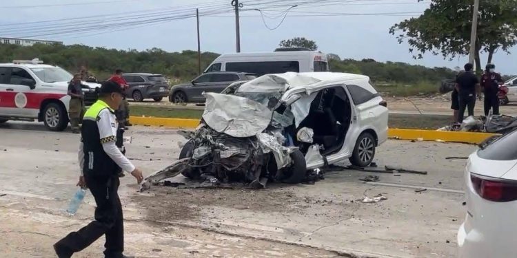 Auto destruido tras accidente en el boulevard Luis Donaldo Colosio de Cancún