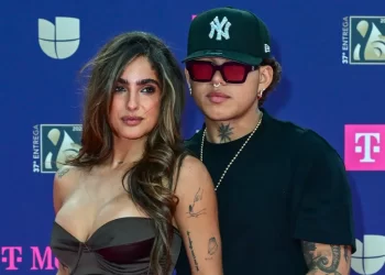 Isabella Ladera y Beéle posando juntos en la alfombra roja de Premio Lo Nuestro 2025