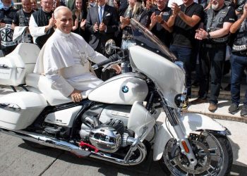 Papa León XIV recibe moto BMW; la bendice y firma para una subasta benéfica