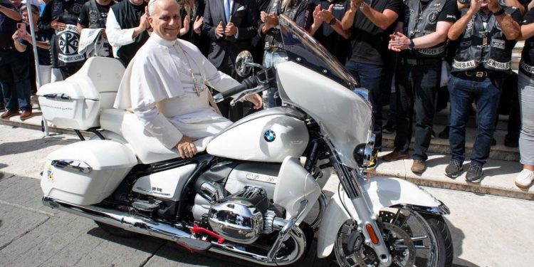 Papa León XIV recibe moto BMW; la bendice y firma para una subasta benéfica