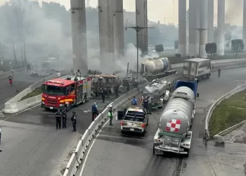 Bomberos y servicios de emergencia atienden un camión incendiado en la CDMX