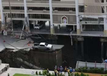 Socavon en Bangkok frente a hospital provoca evacuacion y suspension de servicios