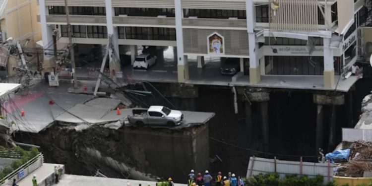 Socavon en Bangkok frente a hospital provoca evacuacion y suspension de servicios