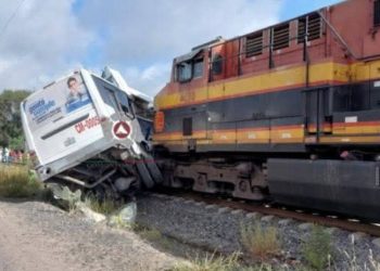 Tren embiste autobus en Guanajuato y deja al menos 5 muertos