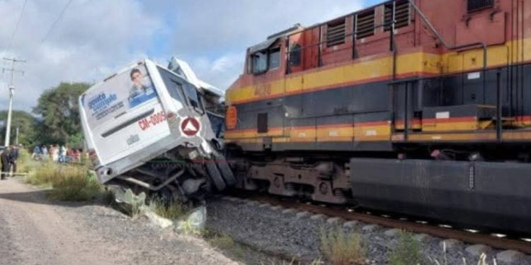 Tren embiste autobus en Guanajuato y deja al menos 5 muertos