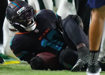 Momento de la lesión de Hill en partido Dolphins vs Eagles