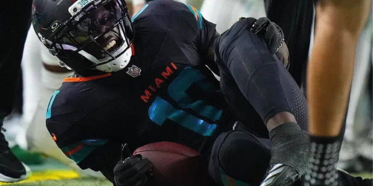 Momento de la lesión de Hill en partido Dolphins vs Eagles