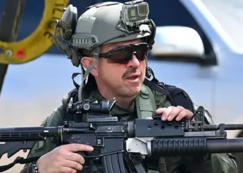 Soldado colombiano fuertemente armado durante operación contra el narcotráfico