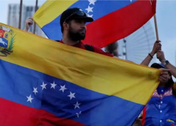 Comunidad venezolana en Doral, Florida, reunida con banderas y símbolos nacionales