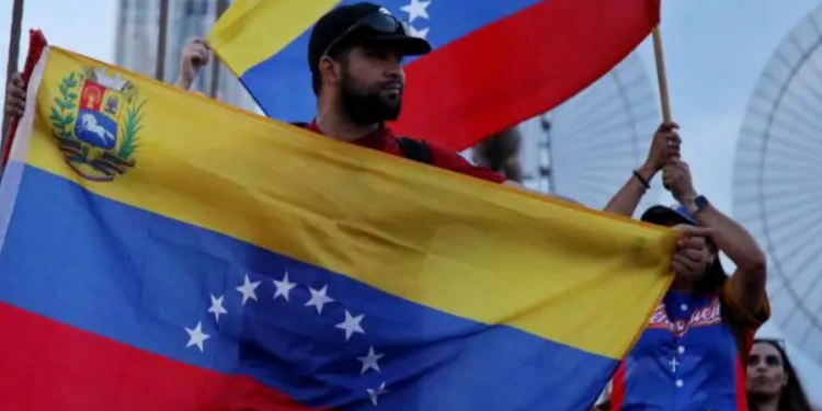 Comunidad venezolana en Doral, Florida, reunida con banderas y símbolos nacionales