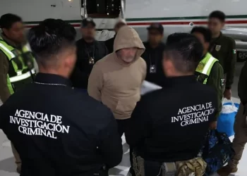 Con gesto serio y cabeza baja, el líder criminal escuchó los cargos antes de ingresar al Altiplano