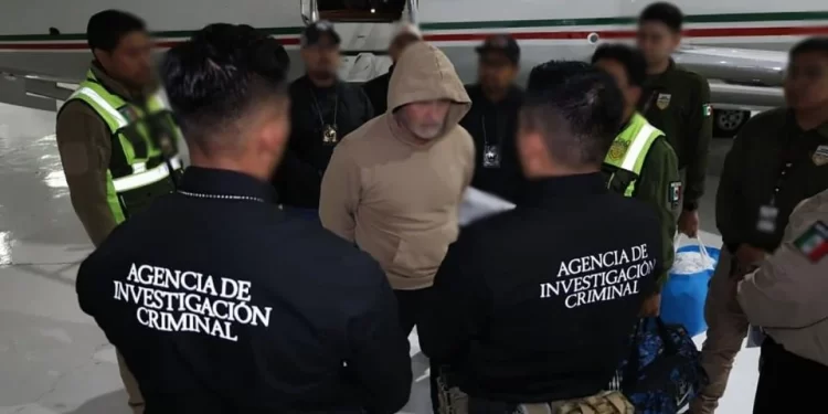 Con gesto serio y cabeza baja, el líder criminal escuchó los cargos antes de ingresar al Altiplano