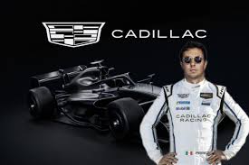 Checo Pérez con uniforme de Cadillac Racing frente a un monoplaza de Fórmula 1.