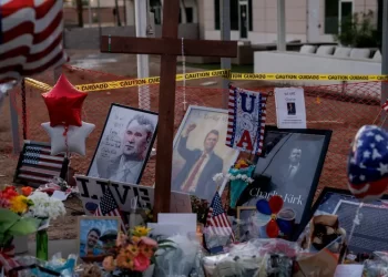 Detienen a sujeto que vandalizó memorial de Charlie Kirk en Arizona