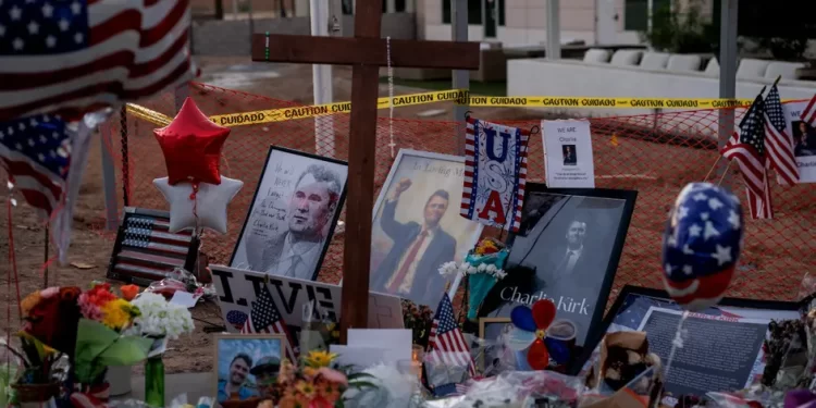 Detienen a sujeto que vandalizó memorial de Charlie Kirk en Arizona