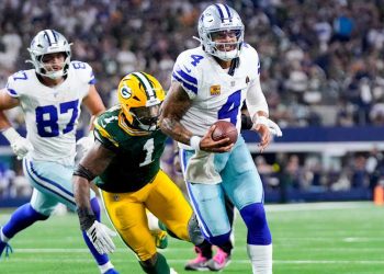 Dak Prescott es derribado por defensivo de Packers en el partido