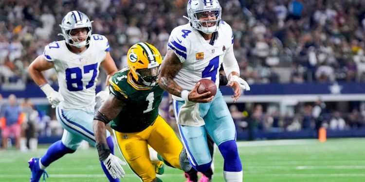 Dak Prescott es derribado por defensivo de Packers en el partido