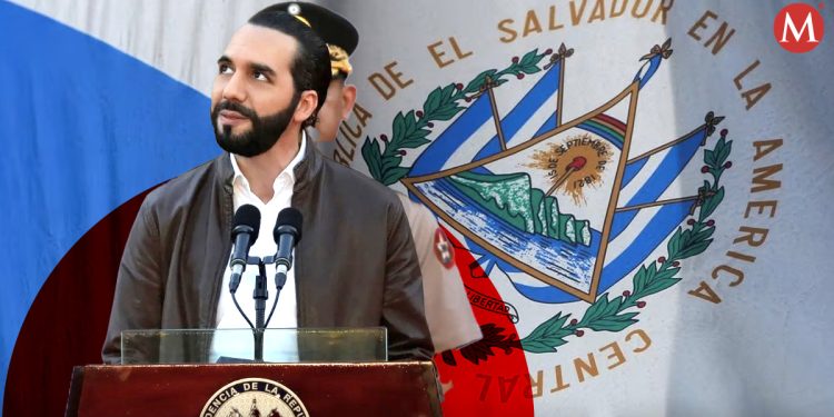 Presidente de El Salvador dando discurso con la bandera nacional de fondo.