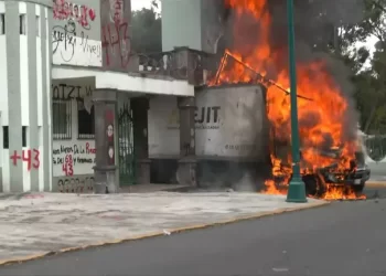 Camión incendiado por normalistas tras derribar la puerta del Campo Militar 1 en Naucalpan.
