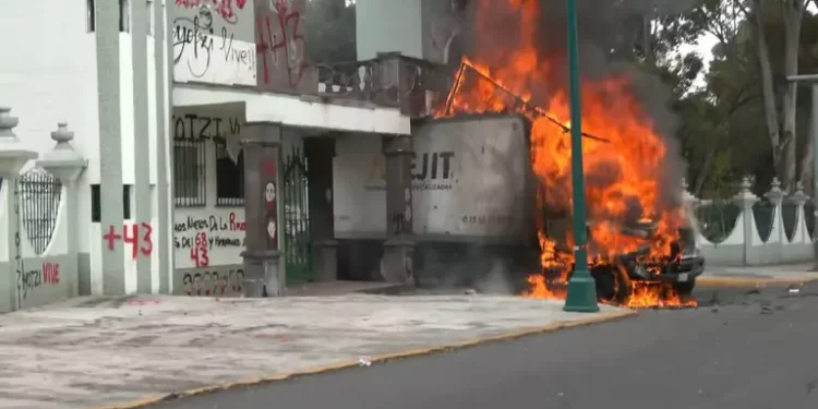 Camión incendiado por normalistas tras derribar la puerta del Campo Militar 1 en Naucalpan.