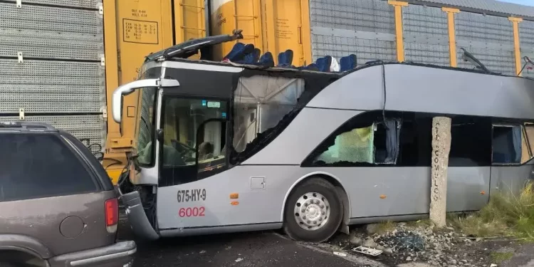 Tren embiste autobús Atlacomulco-Maravatío y deja víctimas